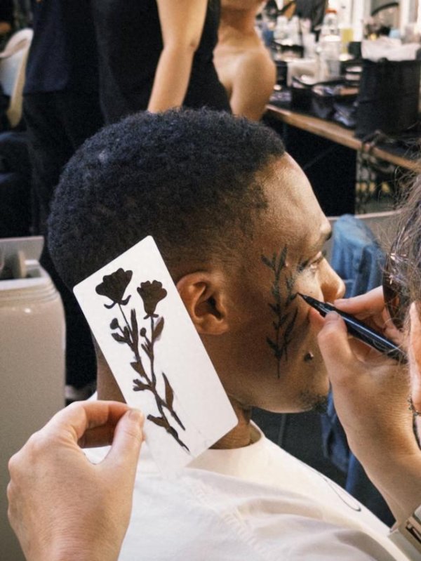 创盈配资 文体两开花❣️威少分享LV巴黎时装秀片段 脸上画花T台走秀露腹肌