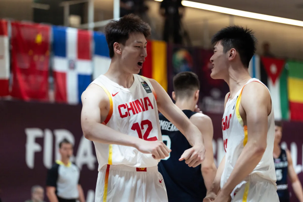 微豪配资 16分9板+盖帽第1！中国男篮又一18岁2米15新星崛起：看齐杨瀚森？