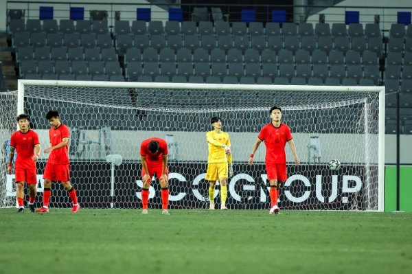 顺策略 足球报: 国足选帅是当务之急, 新帅无疑面临极大的考验