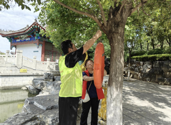 金鑫优配 济阳街道草桥口社区开展防溺水设施巡查志愿服务活动