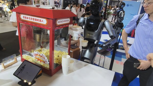 聚盈策略 擎朗智能双足人形具身服务机器人XMAN-F1首秀  以岗位化为核心推动具身智能落地